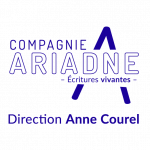 Logo PNG de la compagnie Ariadne. Un grand A bleu marine découpé par un texte "Compagnie Ariadne", et plus petit " -écritures vivantes- ". En dessous est indiqué "Direction Anne Courel".