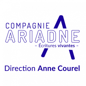 Logo PNG de la compagnie Ariadne. Un grand A bleu marine découpé par un texte "Compagnie Ariadne", et plus petit " -écritures vivantes- ". En dessous est indiqué "Direction Anne Courel".